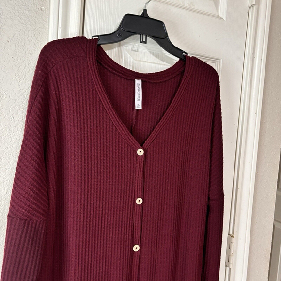 XL Zenana Outfitters Wine Colored Ribbed Material Stretchy Oversized Top - Picture 4 of 10
